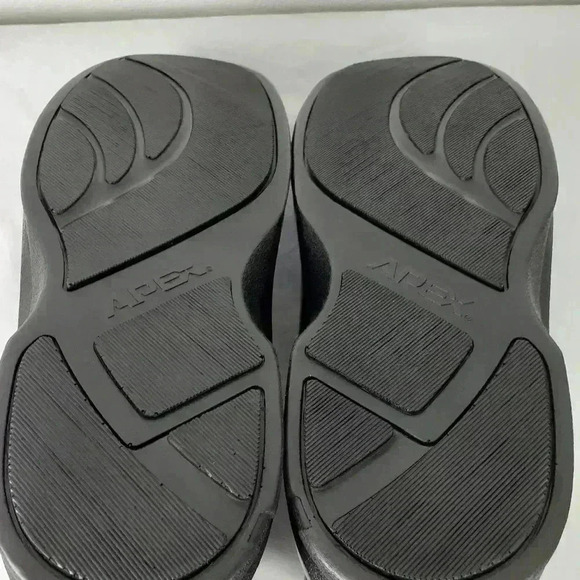 NWT Apex Boots With Smart Grip- Size 11.5